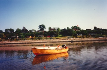 VED STRANDEN - LYSTRUP STRAND 1992 - husene med båd